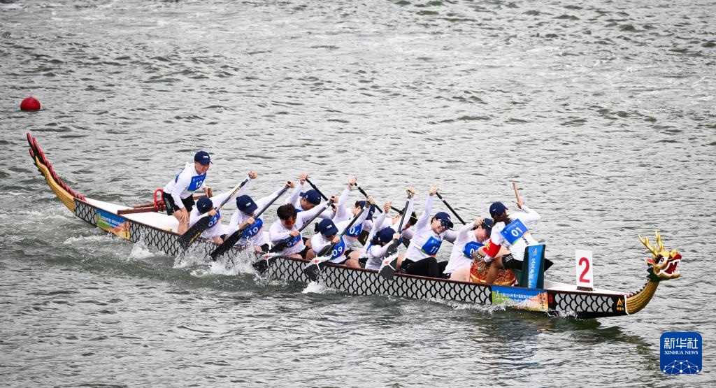 亚沙会龙舟女子组：中国队夺得12人龙舟100米直道赛决赛冠军