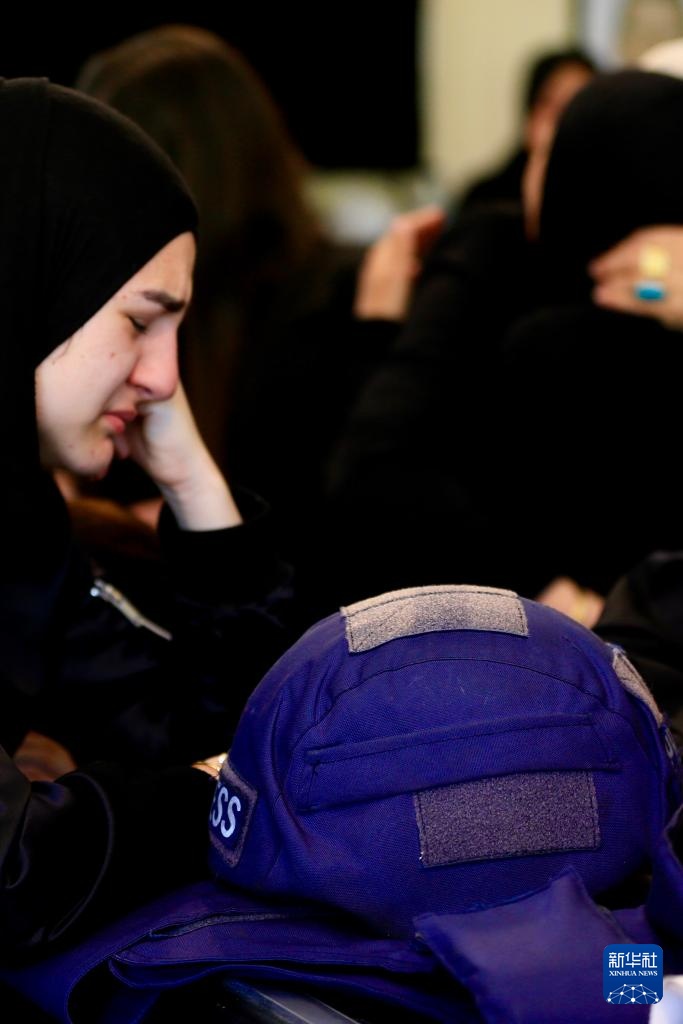 悼念在以军袭击中遇难的黎巴嫩女记者