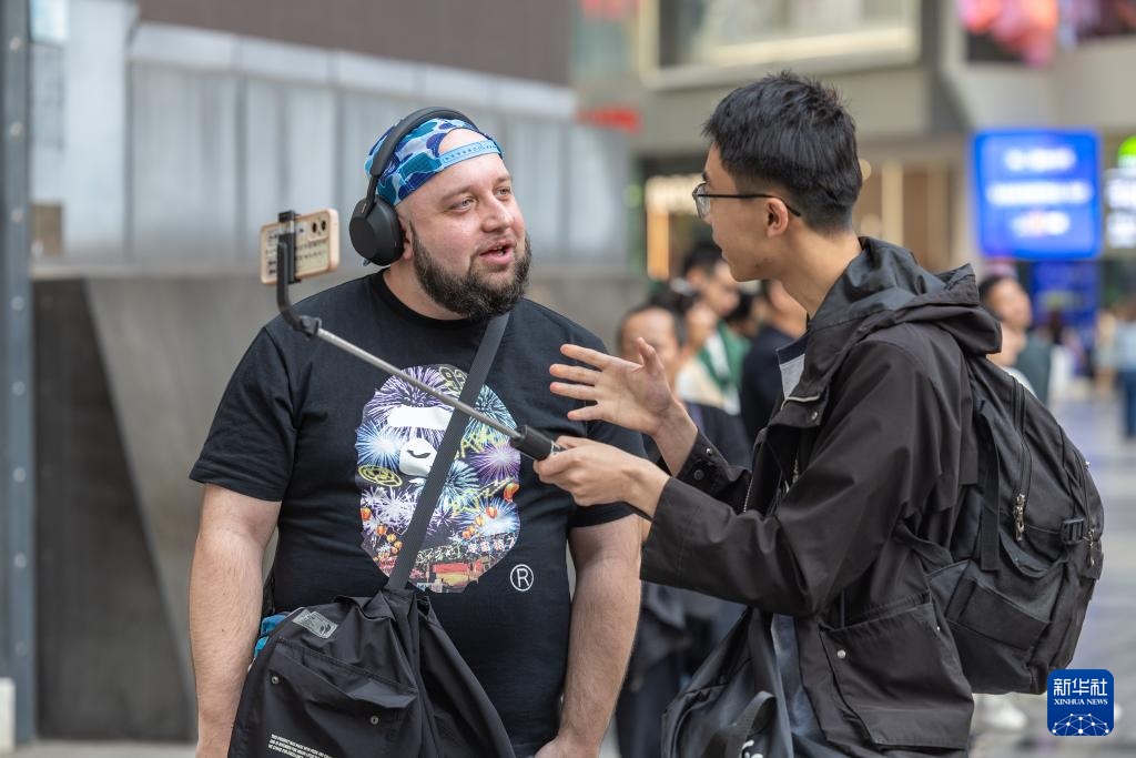 山城魅力引客来 外国游客沉浸式感受“中国式安全感”