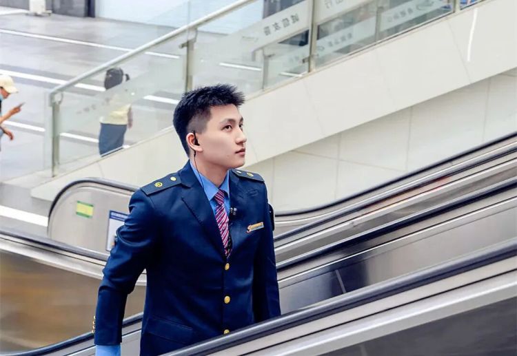 网友找的超帅列车员，小编帮你查到车次了！