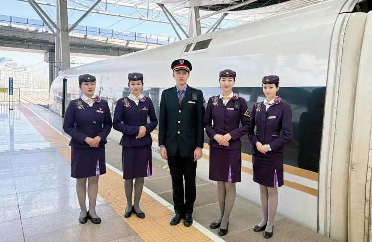 网友找的超帅列车员，小编帮你查到车次了！