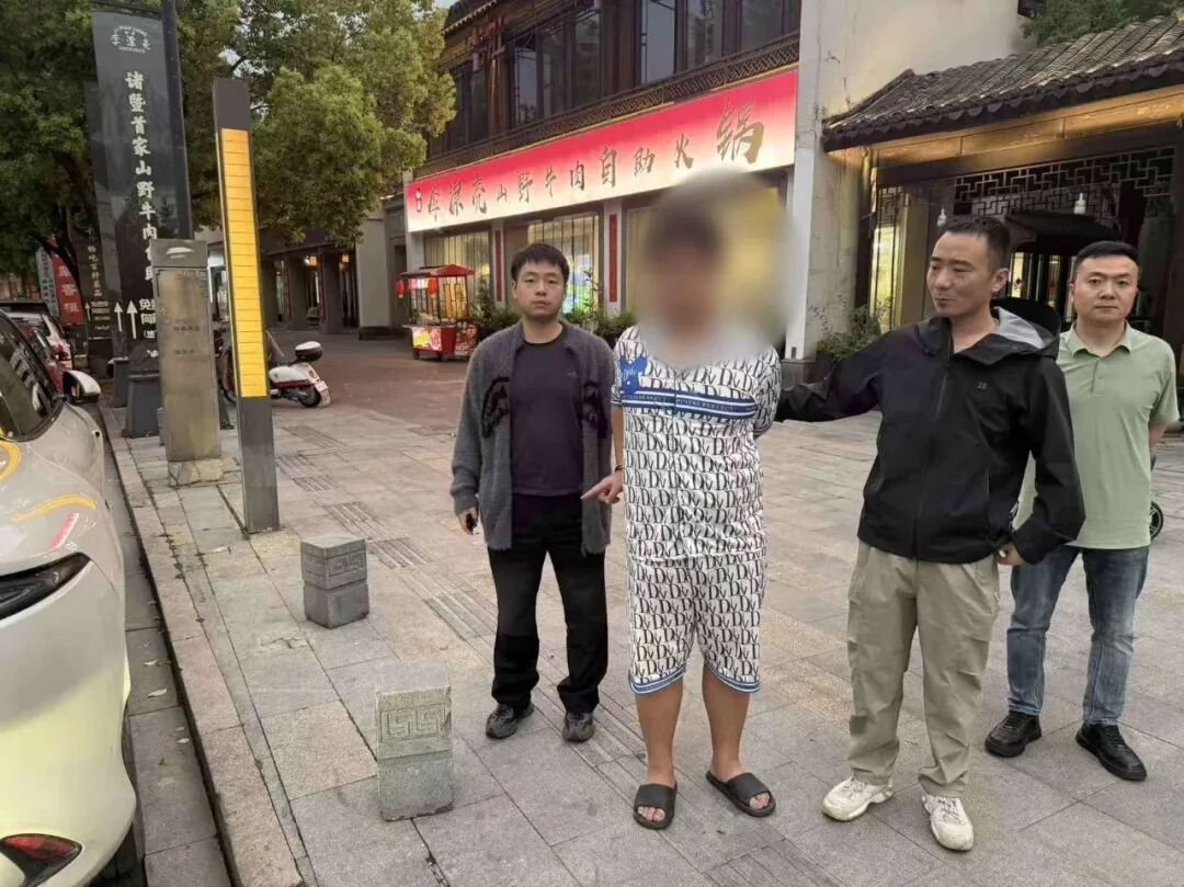 浙江男子捡了300元，以为意外之喜，打开车门瞬间破防