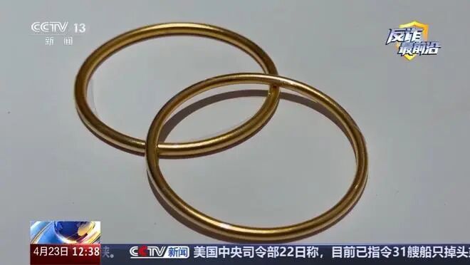 女子穿睡衣到金店买12万黄金首饰，店主发现不对劲报警