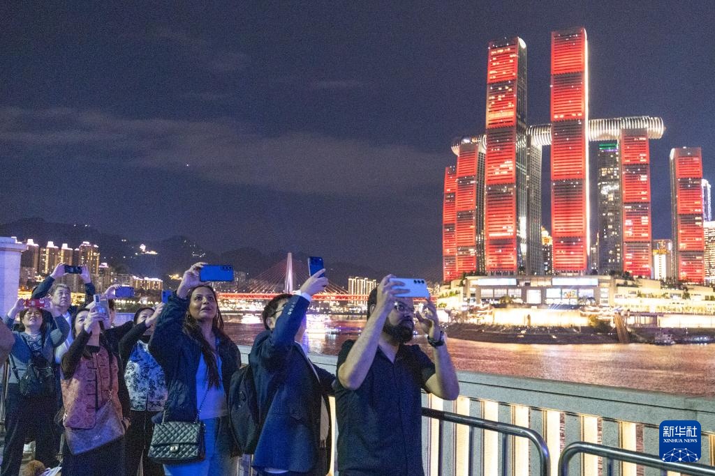 山城魅力引客来 外国游客沉浸式感受“中国式安全感”