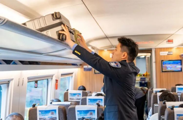 网友找的超帅列车员，小编帮你查到车次了！