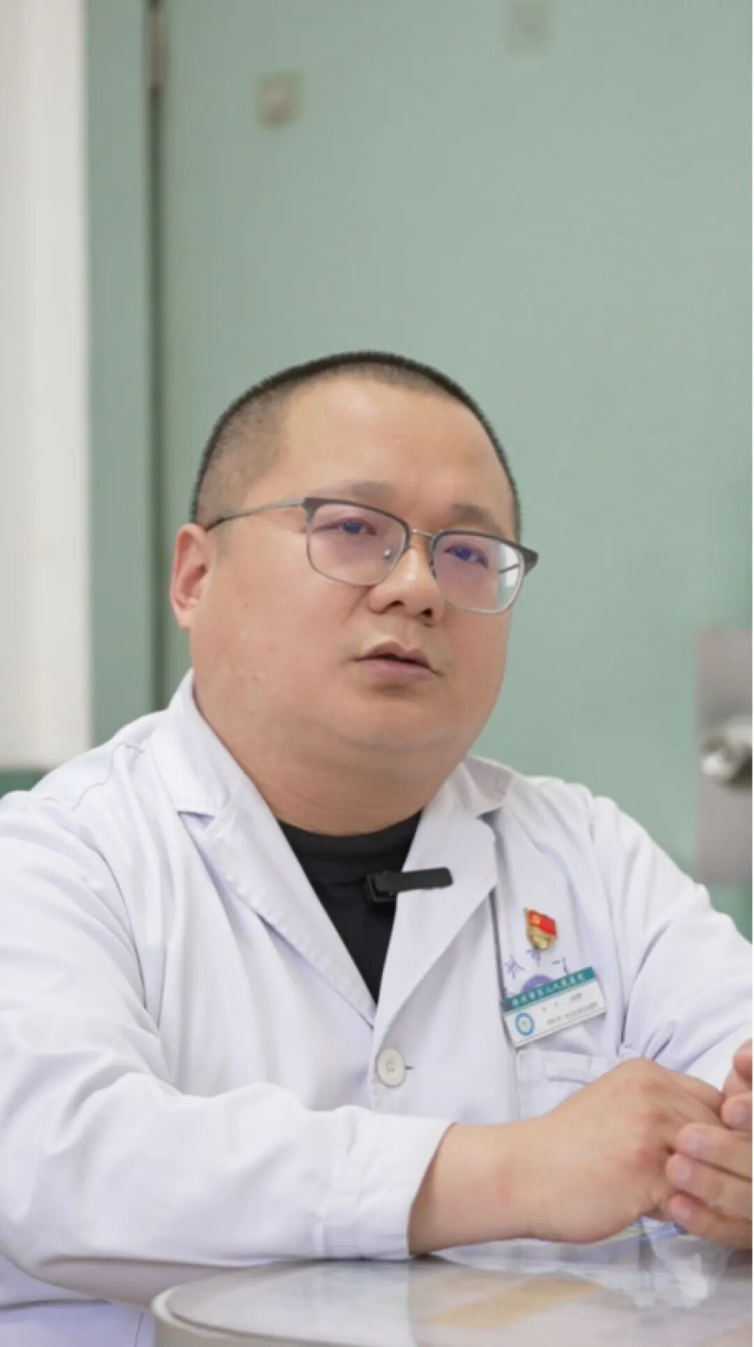 14岁女生胳膊上满是划痕，老师坚持让家长带去看病，家长：她能吃能睡没问题