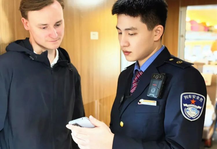 网友找的超帅列车员，小编帮你查到车次了！