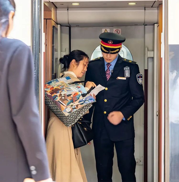 网友找的超帅列车员，小编帮你查到车次了！