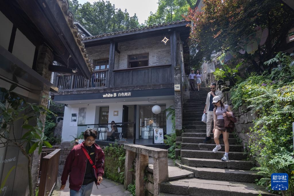 山城魅力引客来 外国游客沉浸式感受“中国式安全感”