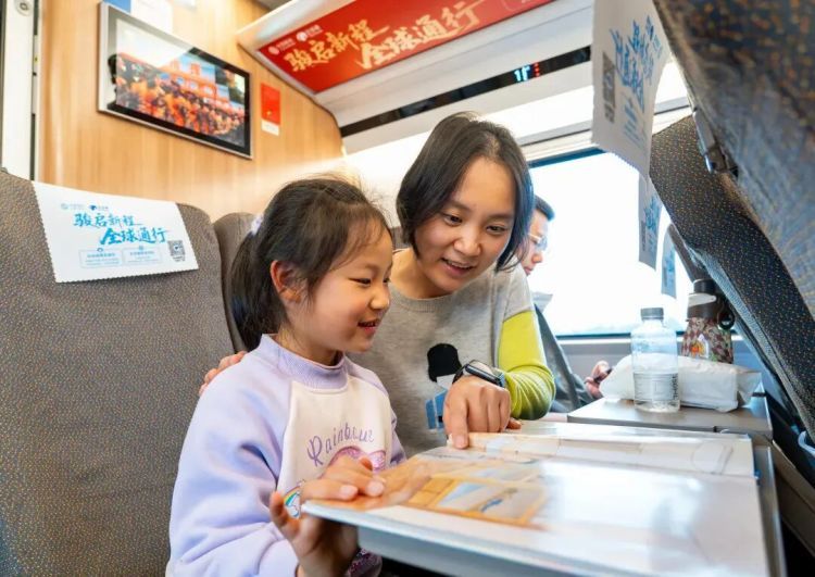 网友找的超帅列车员，小编帮你查到车次了！