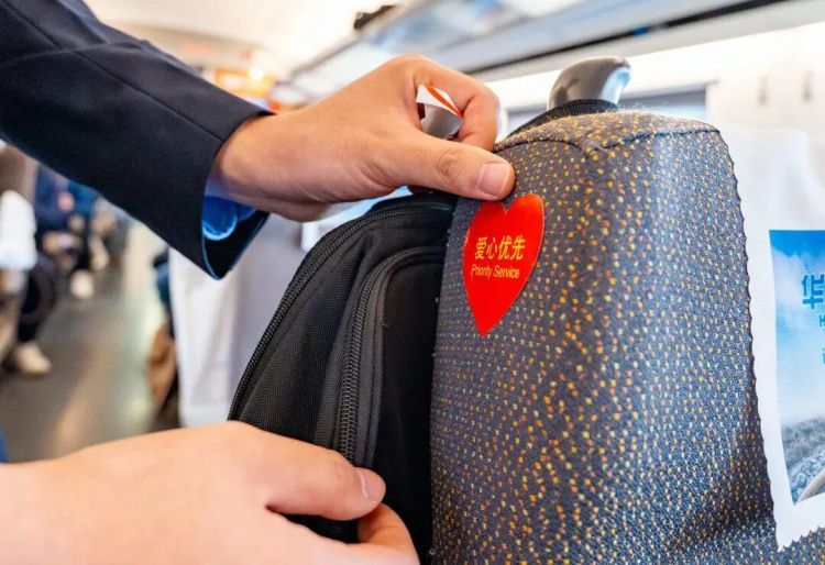 网友找的超帅列车员，小编帮你查到车次了！