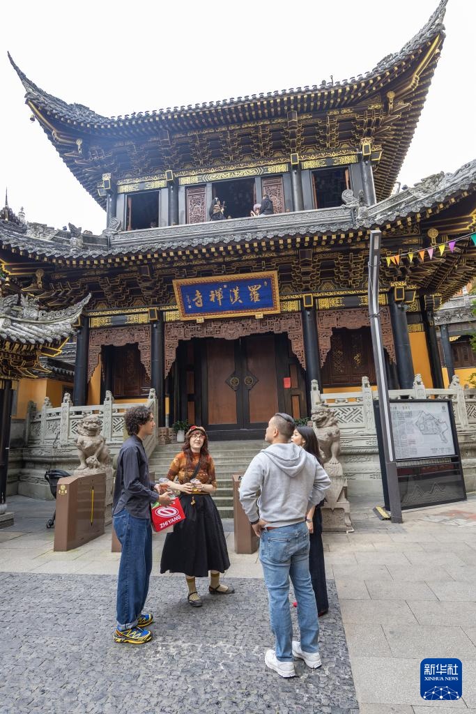 山城魅力引客来 外国游客沉浸式感受“中国式安全感”