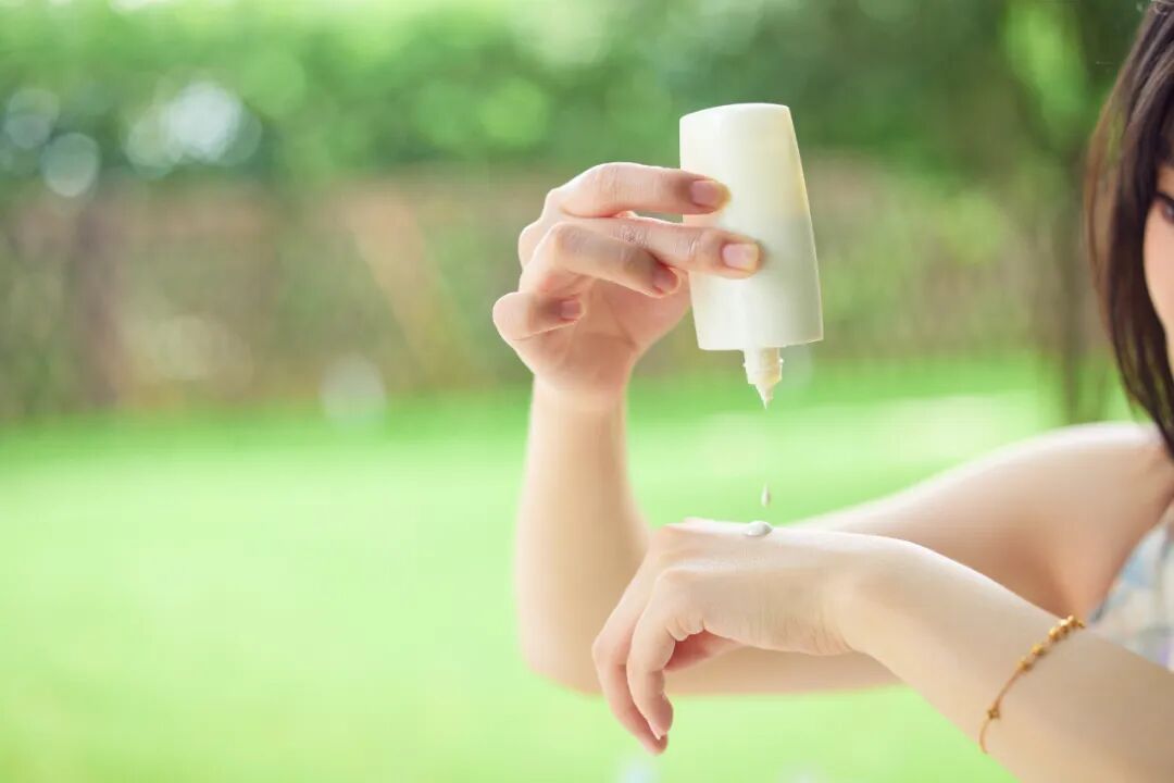 双胞胎看起来竟然差10岁！这个生活习惯真的让你更显老，现在改还来得及