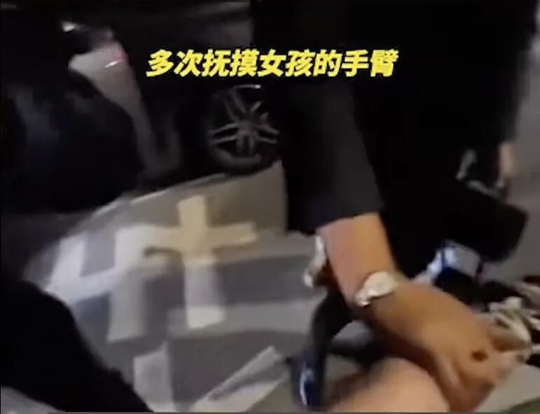 3男子等红灯时骚扰女摩托车主，还伸“咸猪手”，女子当场崩溃大哭报警