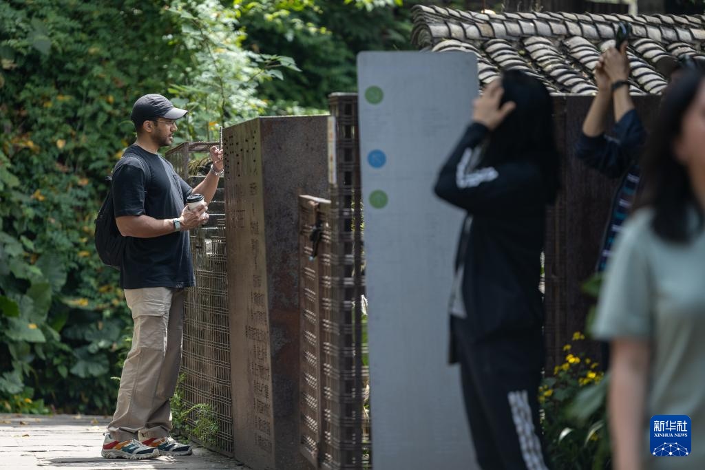 山城魅力引客来 外国游客沉浸式感受“中国式安全感”