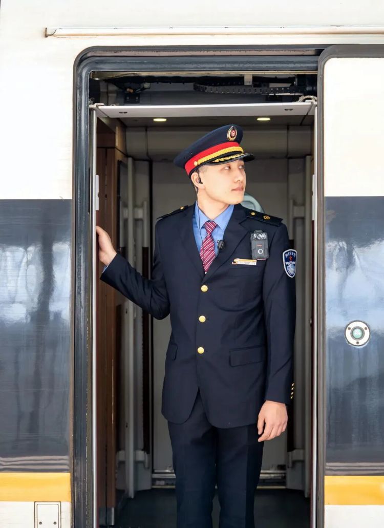 网友找的超帅列车员，小编帮你查到车次了！