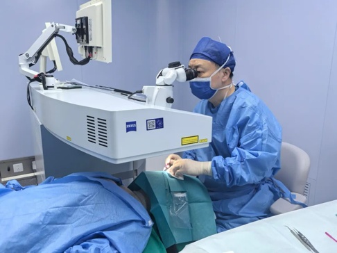 河南90后小伙儿确诊“老花眼”，省医专家：这些信号别忽视