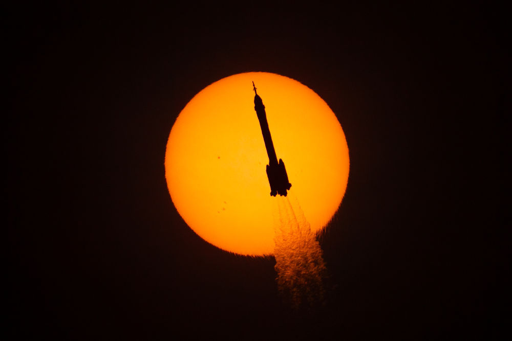 奋楫问天路，逐梦探苍穹