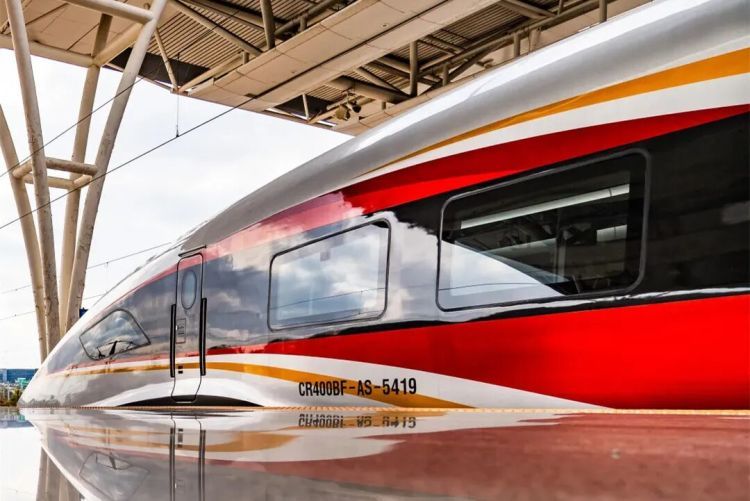 网友找的超帅列车员，小编帮你查到车次了！