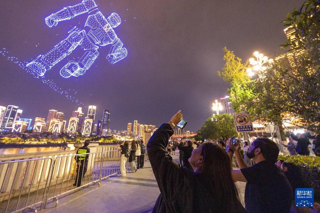 山城魅力引客来 外国游客沉浸式感受“中国式安全感”