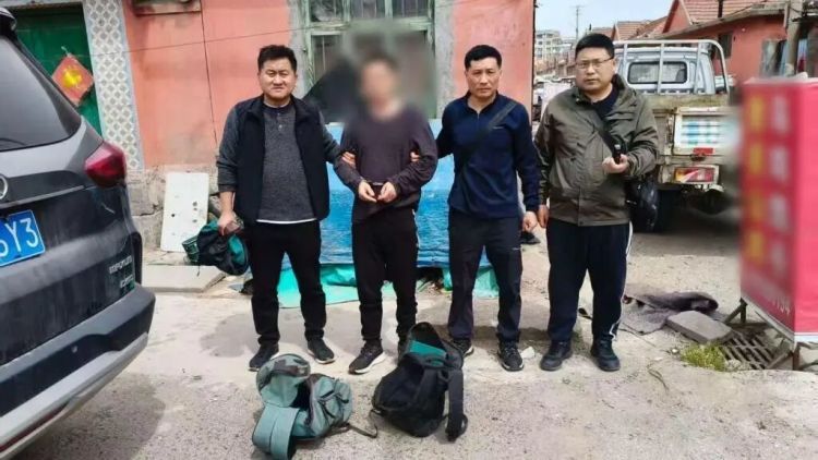 男子骑共享单车，戴头盔佯装车主偷电动车电瓶，被青岛警方抓获！