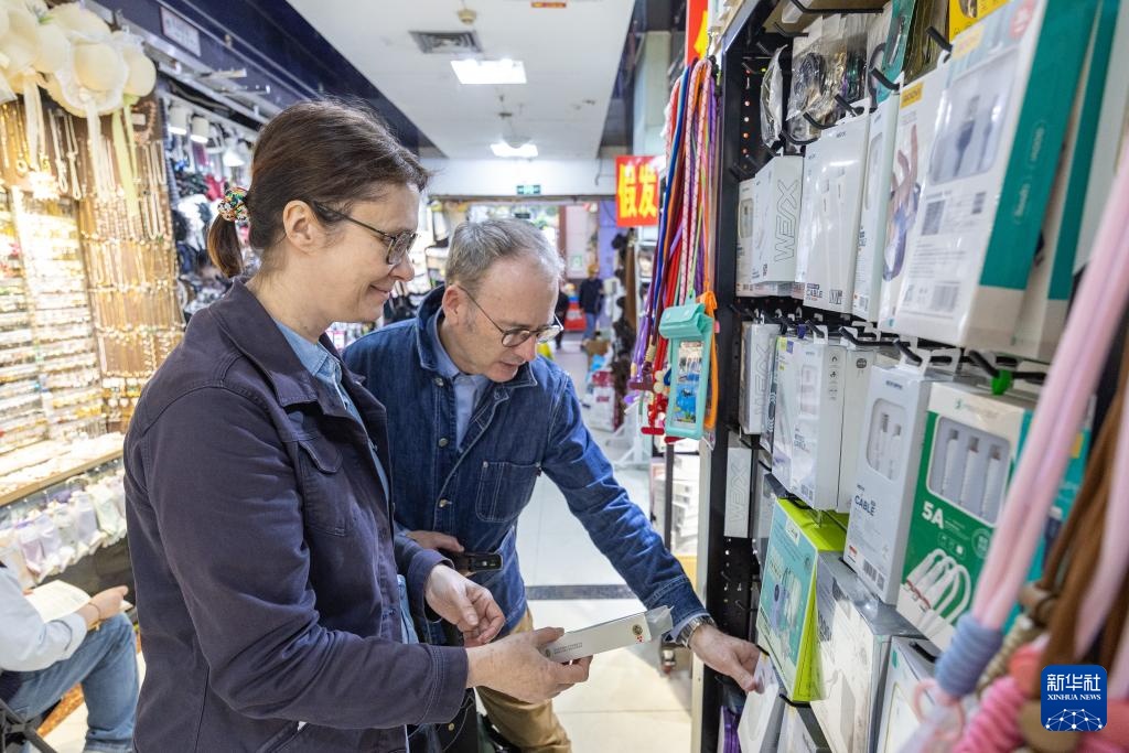 山城魅力引客来 外国游客沉浸式感受“中国式安全感”