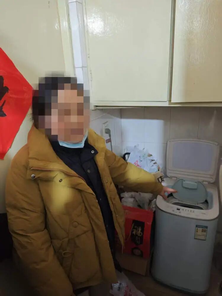 上海90岁老夫妻洗衣机藏在洗衣机里的10万元不翼而飞！护工说，自己是清白的，真相是→