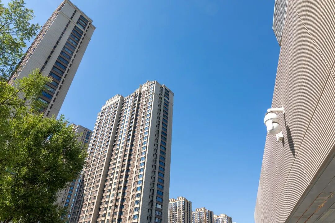 被砖块砸伤找不到肇事者，起诉除一楼外整栋楼业主和物业索赔，法院怎么判？