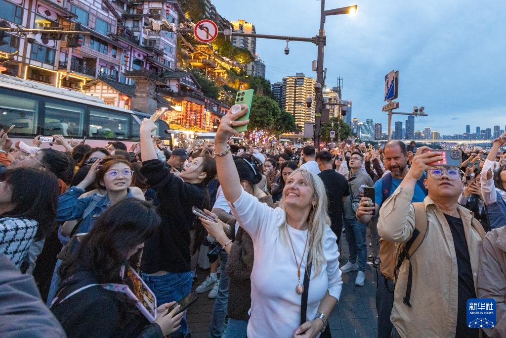山城魅力引客来 外国游客沉浸式感受“中国式安全感”