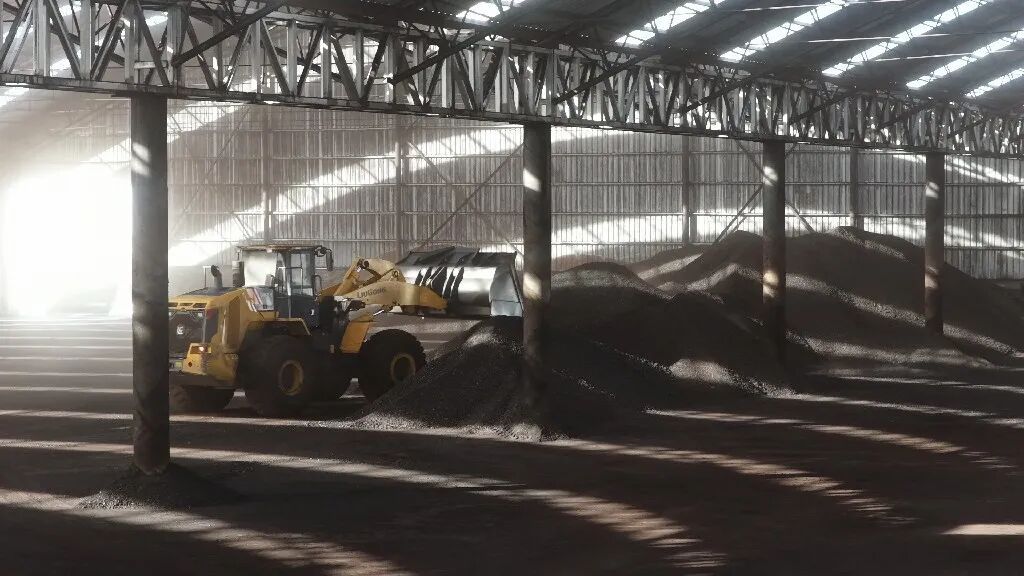 只有通勤车抵达的小站，“70后”师傅和“00后”徒弟在此扎根