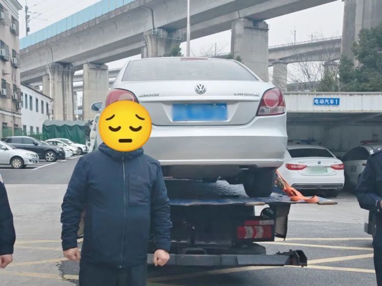 屡教不改！两名男子无证驾驶被拘留！