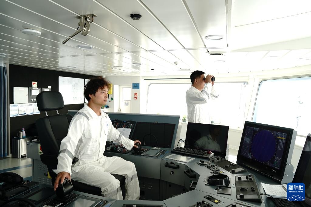 乘坐“同济”号在南海“追碳”