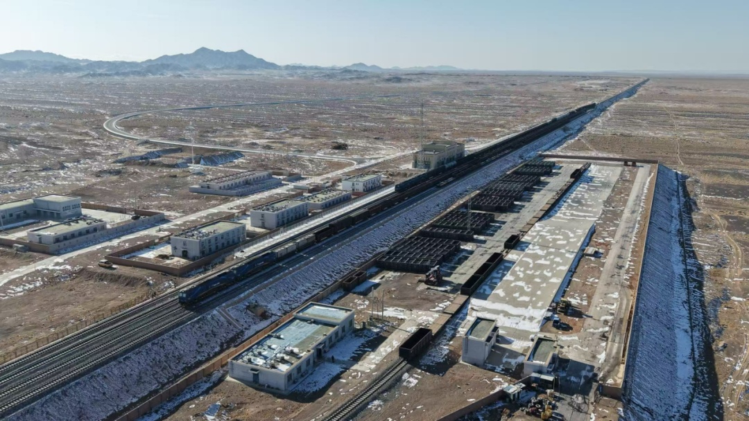 只有通勤车抵达的小站，“70后”师傅和“00后”徒弟在此扎根