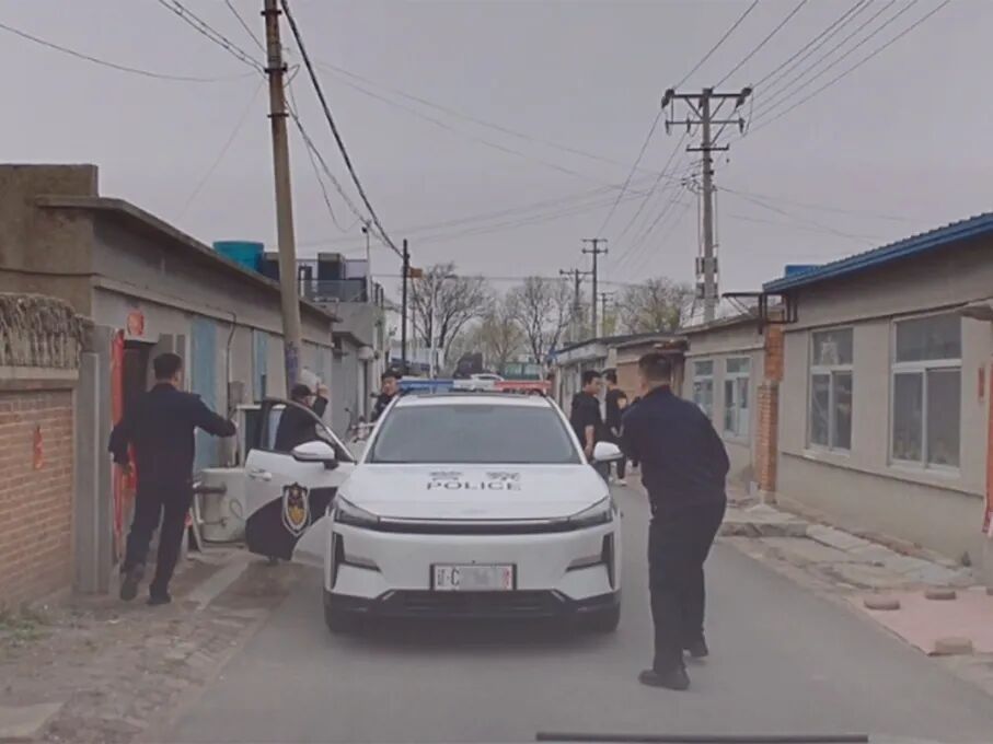 10秒！辅警赵闻博挺身挡刀，手指骨折仍不后退……