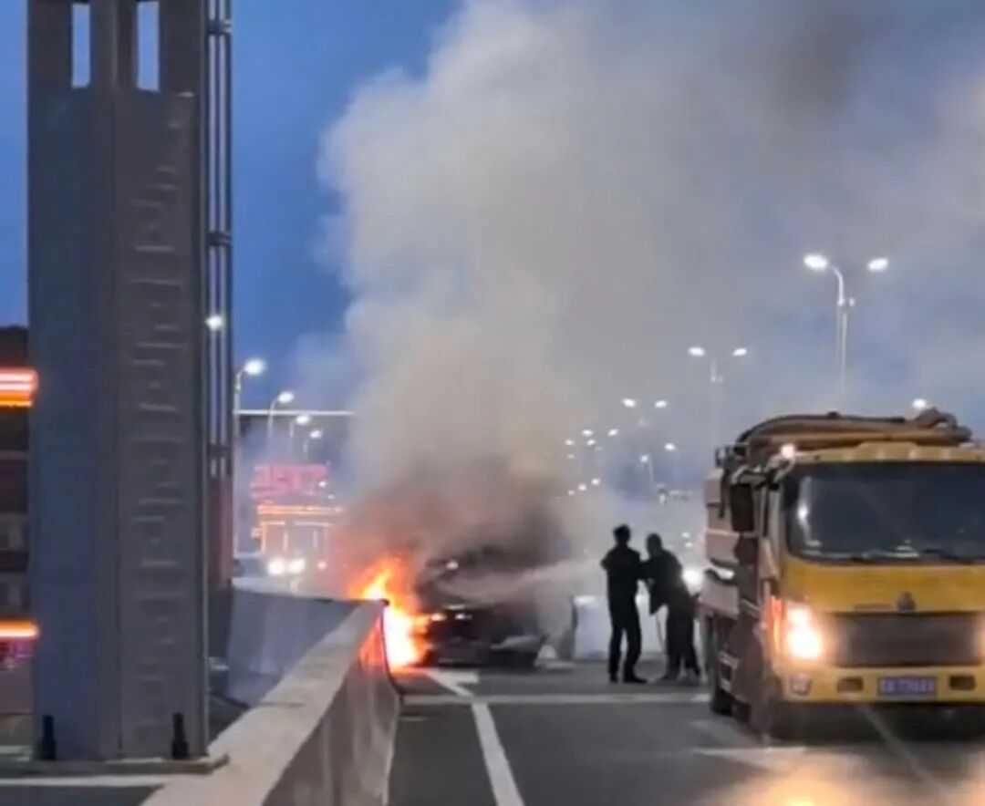 情况紧急！高架桥上一车辆突然起火，两名男子飞奔向火场……