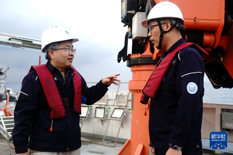 乘坐“同济”号在南海“追碳”