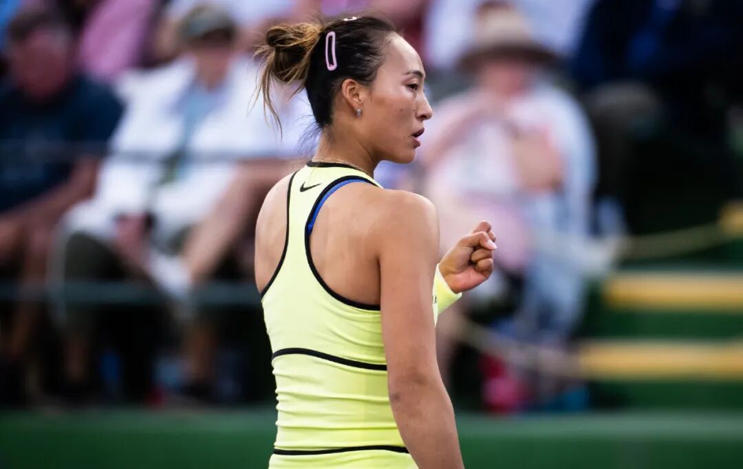 “逆转女王”回来了！郑钦文复出之战，2比1逆转战胜前澳网冠军肯宁