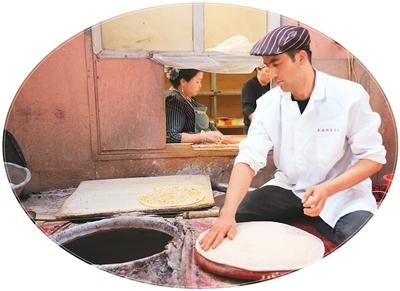 做馕饼40多年，他的手艺凭啥让游客们慕名而来？
