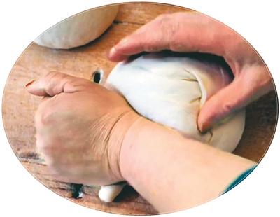 做馕饼40多年，他的手艺凭啥让游客们慕名而来？