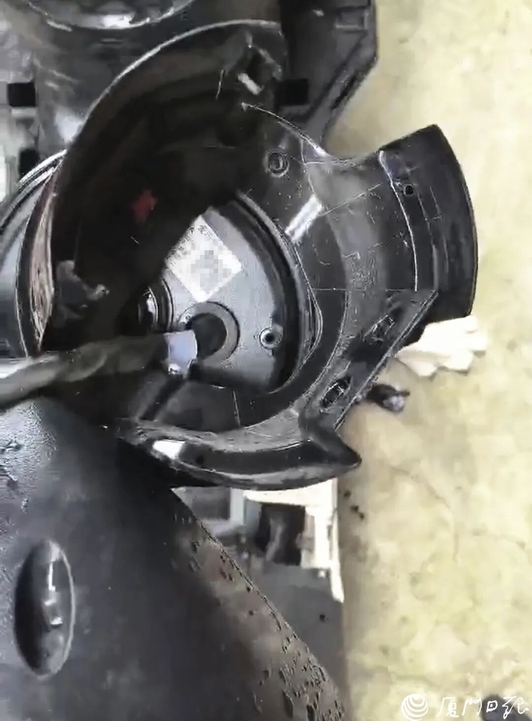 吓出冷汗！厦门男子出门前看到有个黑影“嗖”地钻进电动车！报警后拆了一个小时