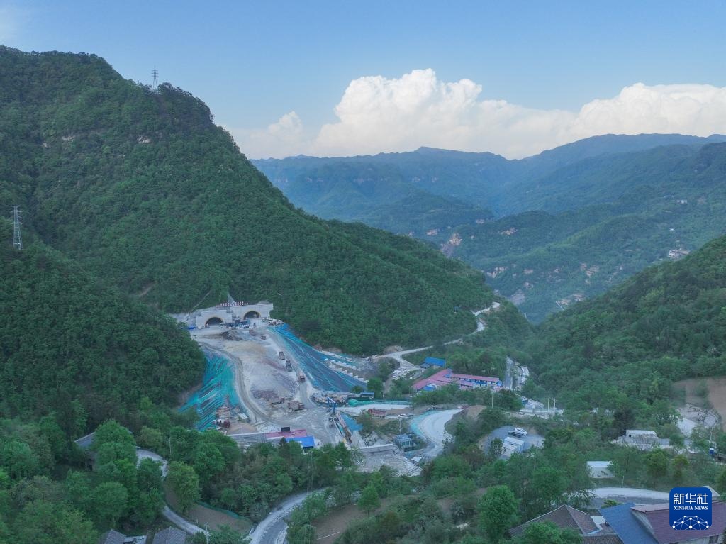 G5京昆高速汉广段扩容工程张河口1号隧道双幅贯通