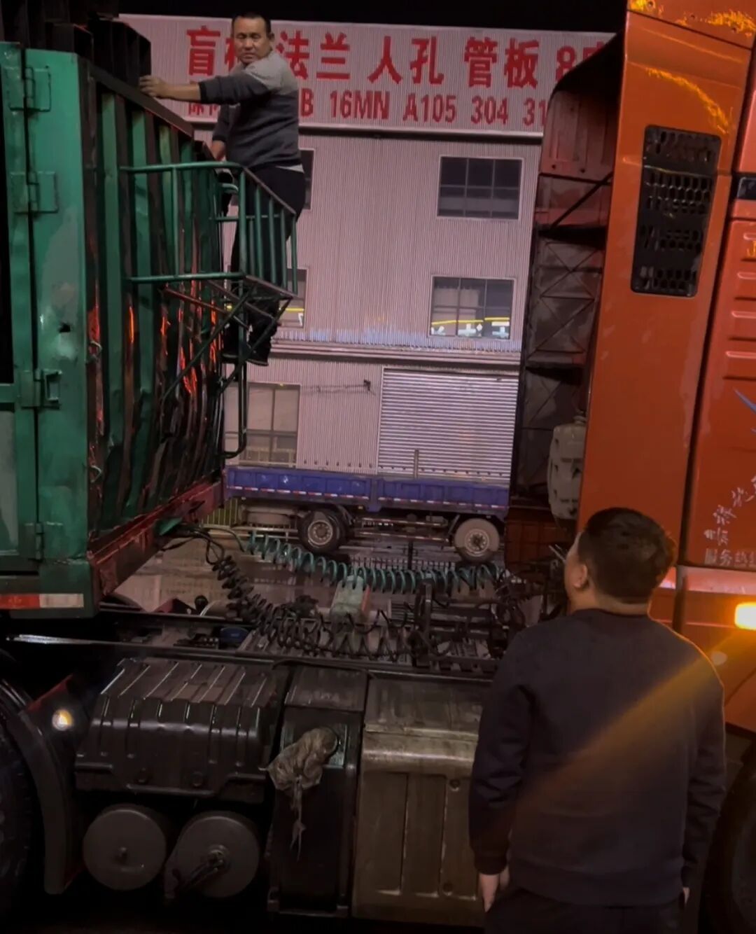 雨夜，河北小伙“跟踪”货车20分钟后，果断出手！