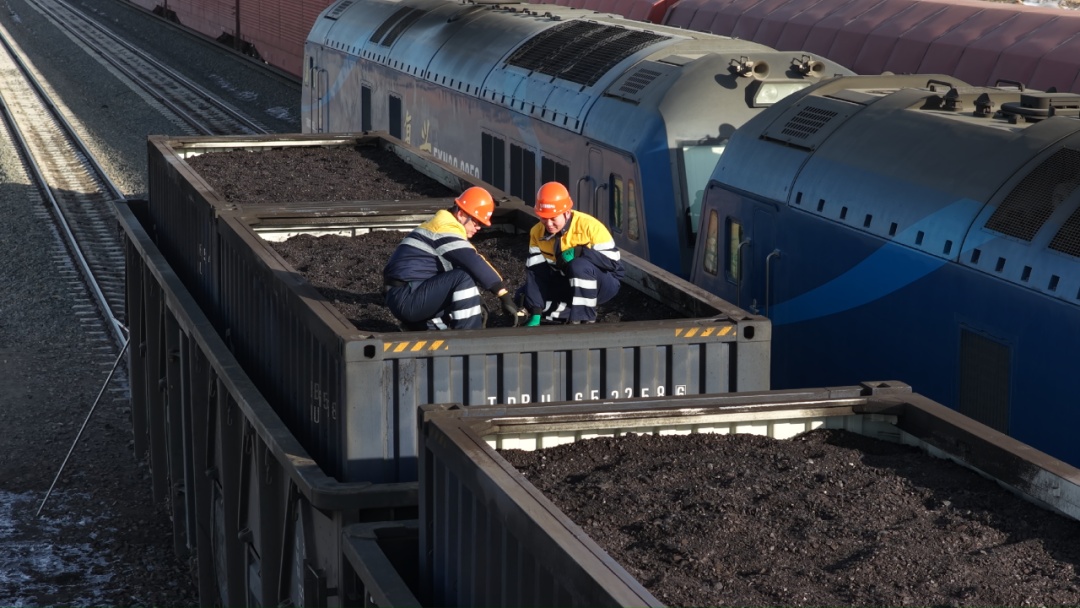 只有通勤车抵达的小站，“70后”师傅和“00后”徒弟在此扎根