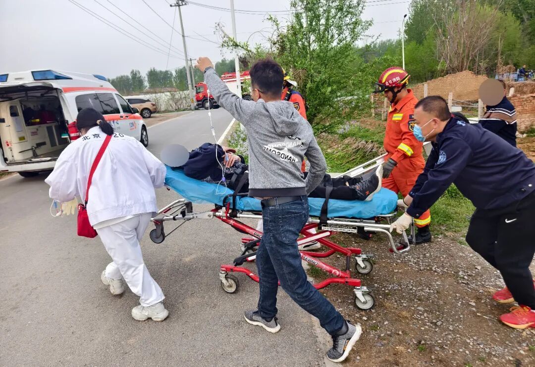 北京一男子深夜爬树被倒挂7小时……消防提醒！