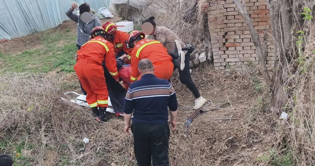 北京一男子深夜爬树被倒挂7小时……消防提醒！