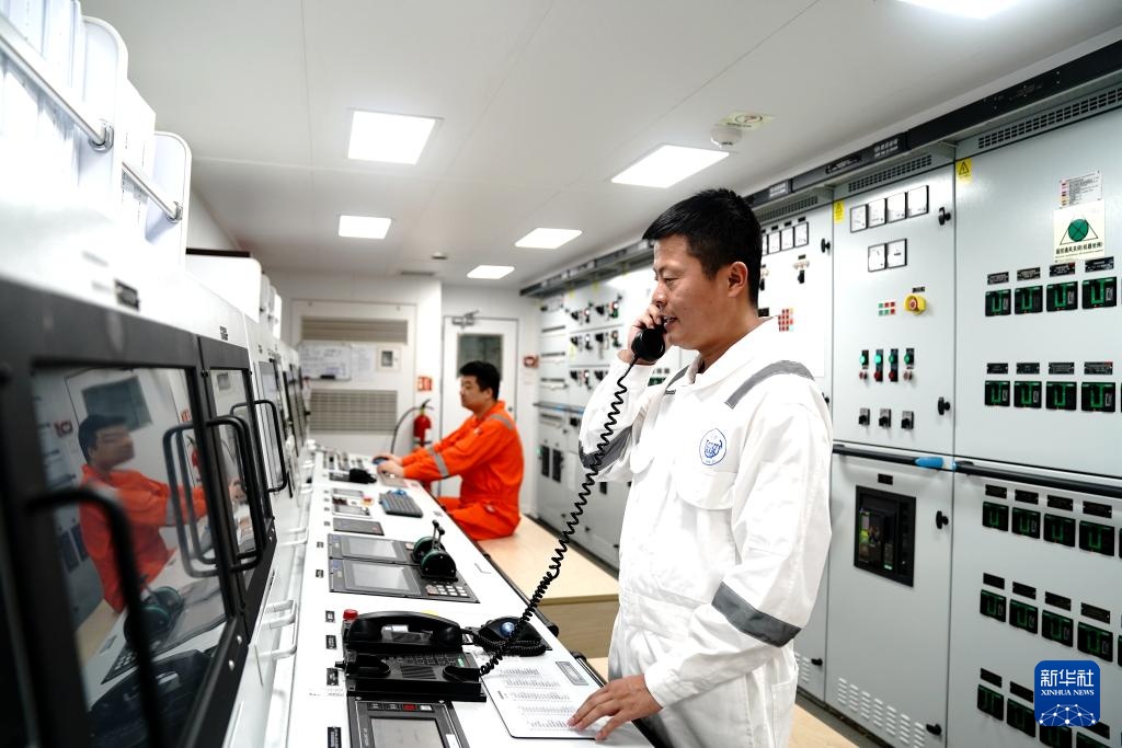 乘坐“同济”号在南海“追碳”