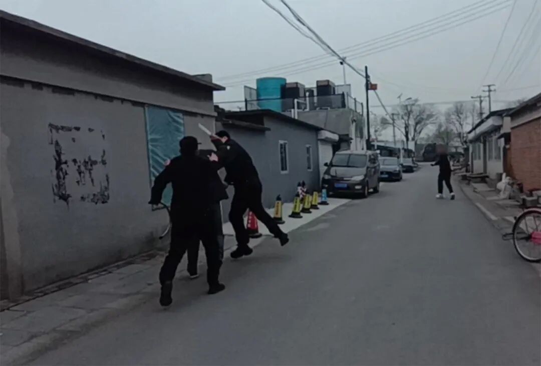 10秒！辅警赵闻博挺身挡刀，手指骨折仍不后退……