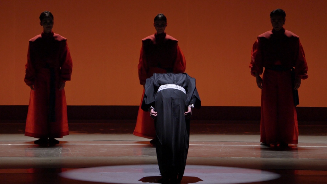 热搜第一！他脱掉和服后才向观众鞠躬致谢