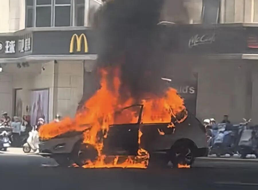 上海共和新路一辆SUV起火，短短几分钟，烈火就将车辆吞噬