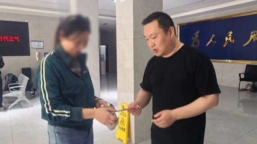 失主“防晒”做得太好 民警用“笨办法”物归原主